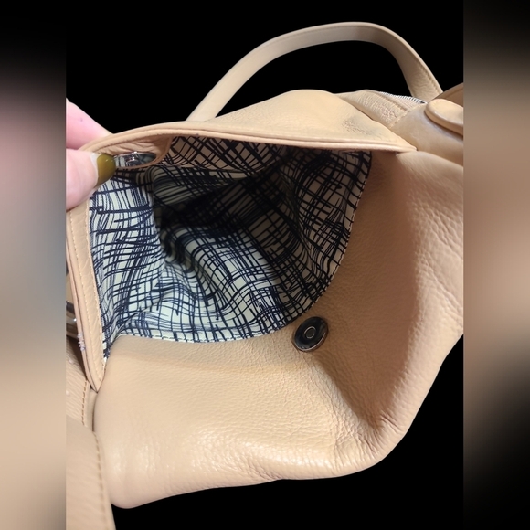 Vince Camuto Soft Tan Leather Crossbody Bag - Picture 7 of 8